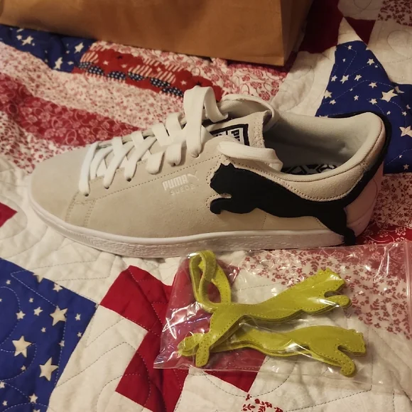 Puma Suede Sneakers with Black Accent - Picture 1 of 2